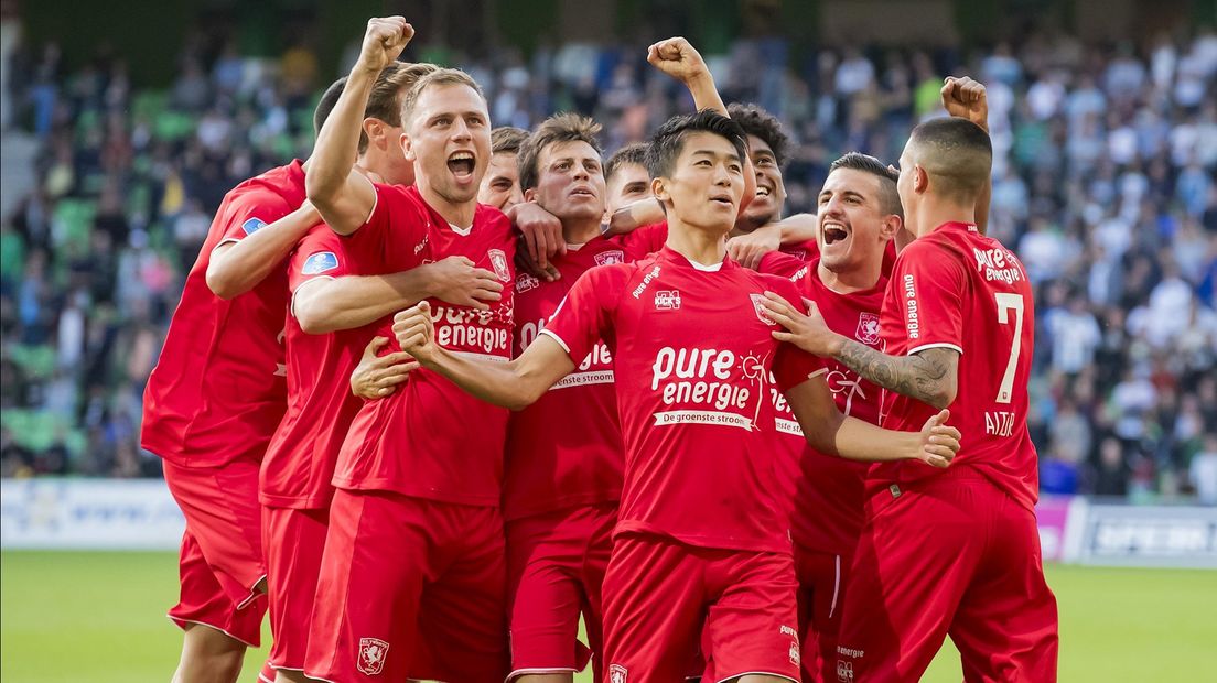 FC Twente viert feest in Groningen
