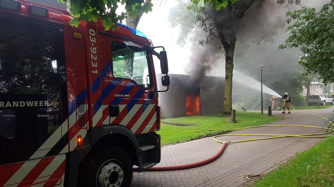 De brandweer is aanwezig om de brand in de elektriciteitskast te blussen