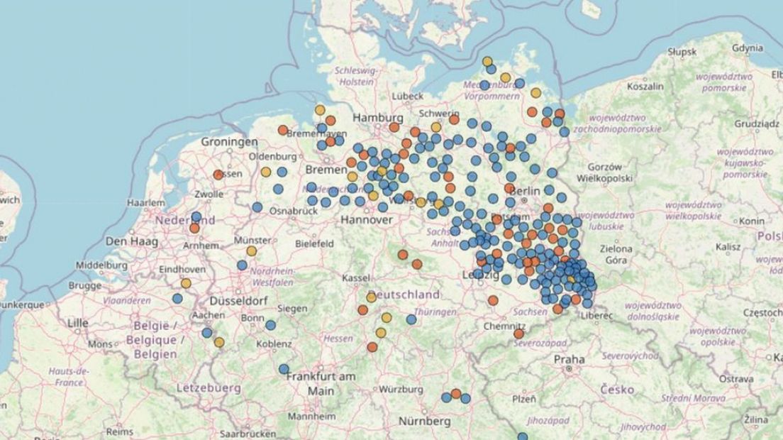 Territoria van wolven in Duitsland en de Benelux tot mei 2021. De blauwe cirkels zijn territoria van roedels, de rode van wolvenpaartjes en de gele van individuen.