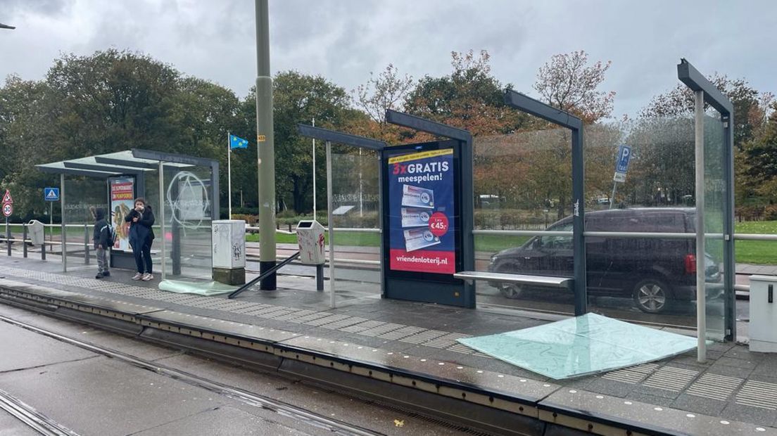De glasplaten van de tramhalte raakten los