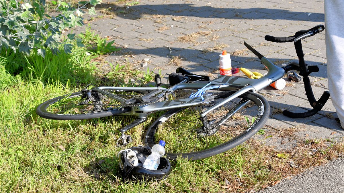 Racefiets breekt in tweeën na botsing met busje bij Groede