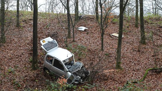 Brommobiel belandt naast de weg, bestuurder met de schrik vrij