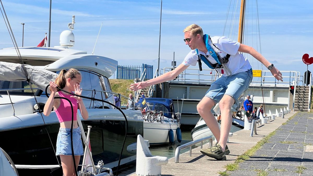 VIDEO: Stewards helpen watersporters bij Johan Frisosluizen Stavoren