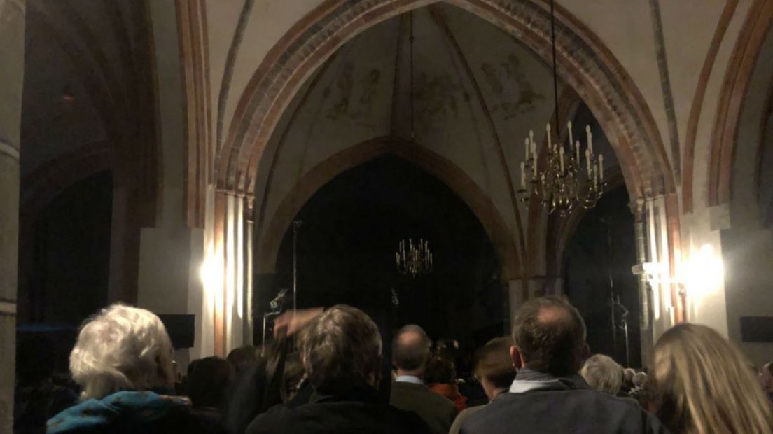 Bezoekers van de Matthäus Passion zitten in het donker