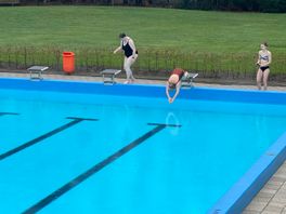 Ondanks regen veel belangstelling voor eerste duik in zwembad Exloo