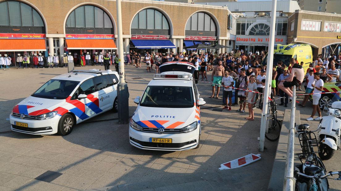Bij de opgang van de Pier is het gebied afgezet door de politie