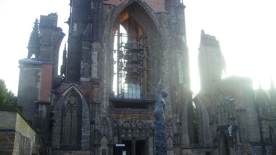 De ruïne van de Nicolaikerk: herinnering aan de verschrikkingen van toen - wiki commons