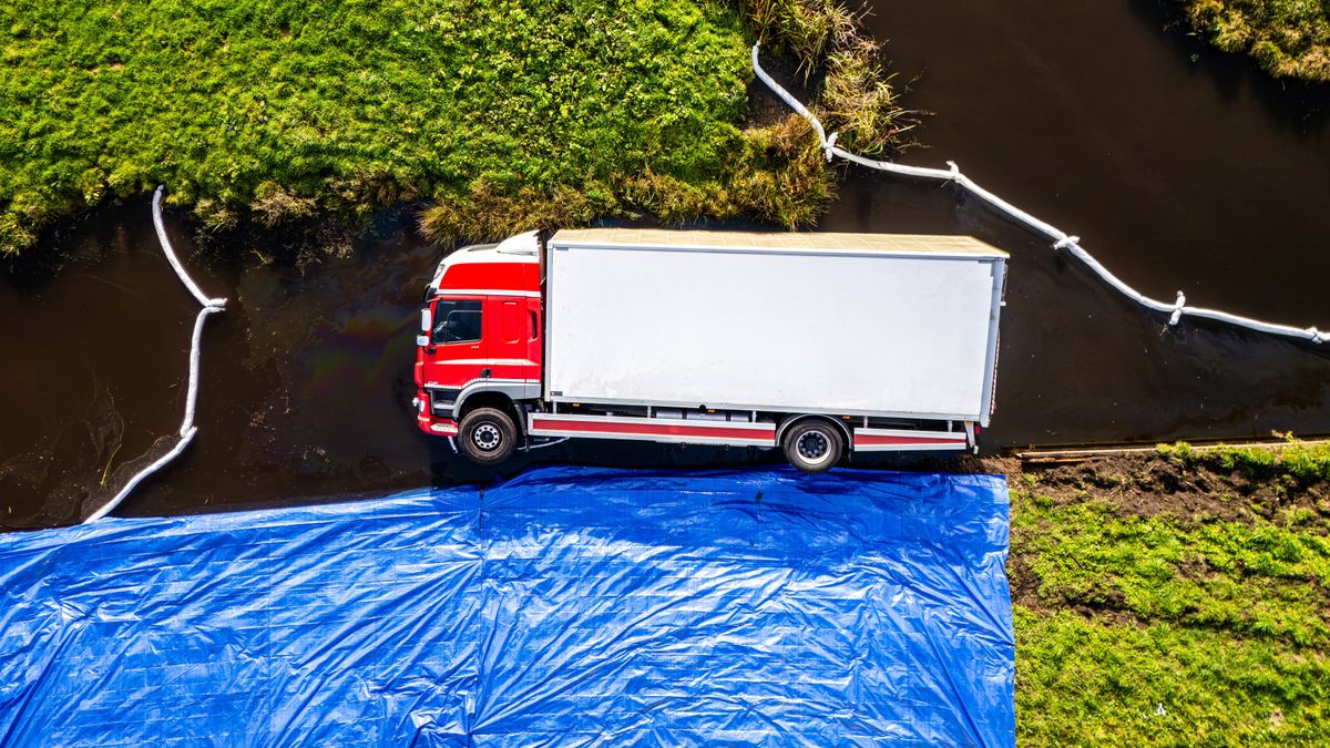 Rijles gaat helemaal mis: leerling onwel, vrachtwagen in sloot
