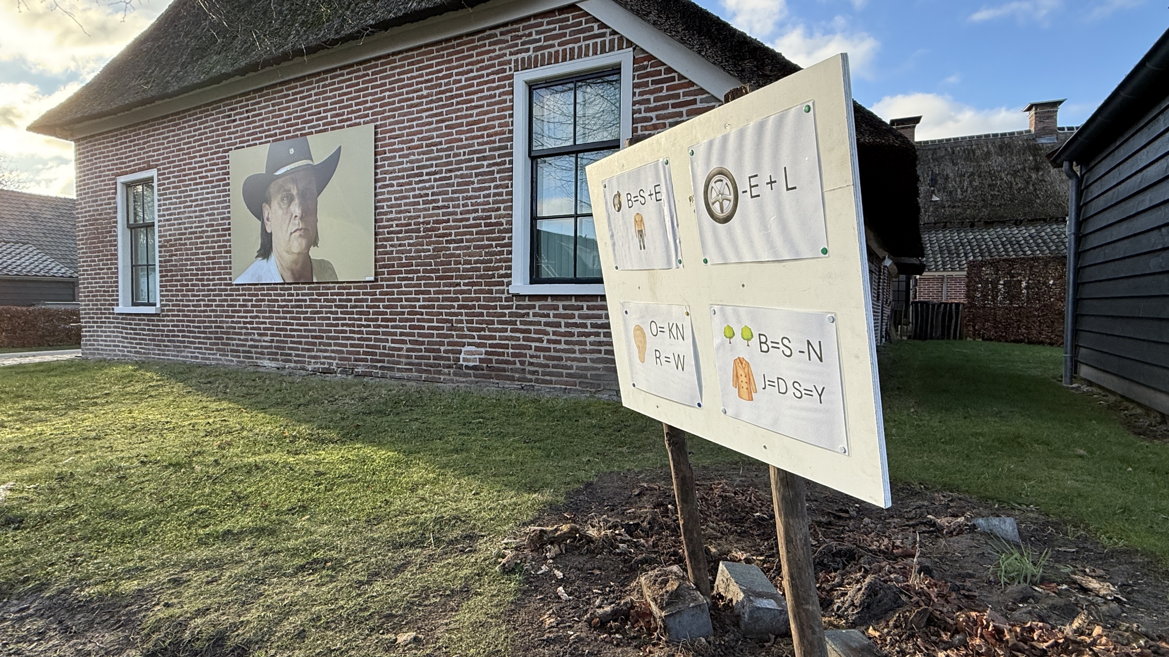 Levensgroot houten standbeeld Harry Muskee in Grolloo verdwenen, 'dieven' laten rebus achter