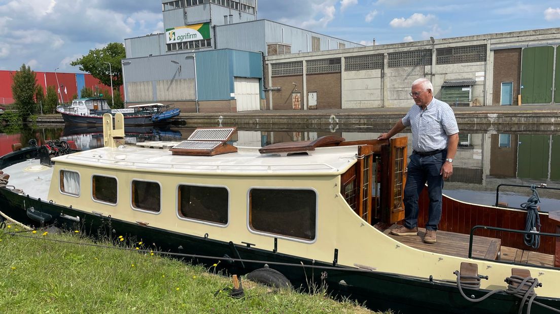 Otto Veenstra is één van de mannen die de aak in Hoogeveen verbouwt