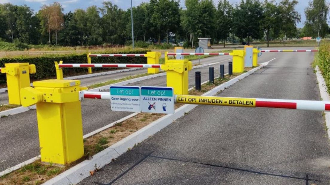 Warmte zorgt voor meer foutparkeerders bij plassen