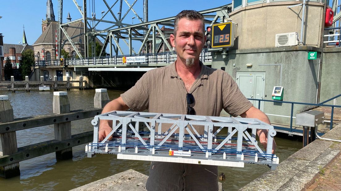 Erwin Govaerts met een deel van zijn hefbrug bij de échte in Boskoop