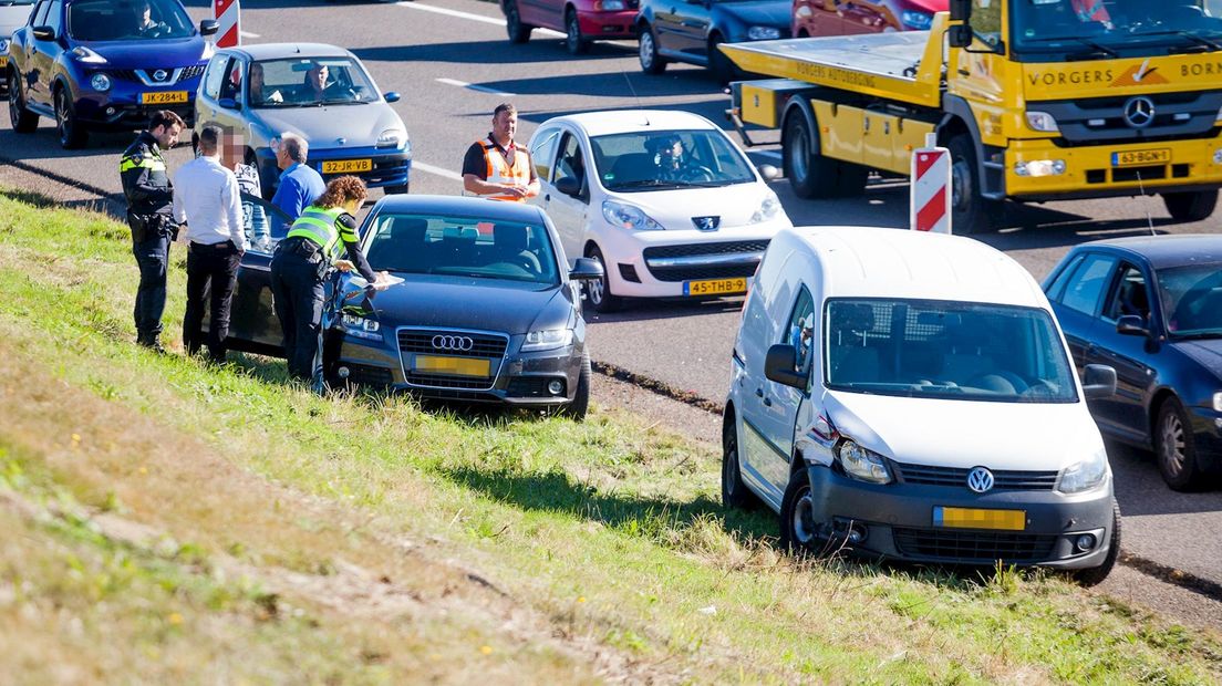 Auto's op elkaar op A35 bij Enschede