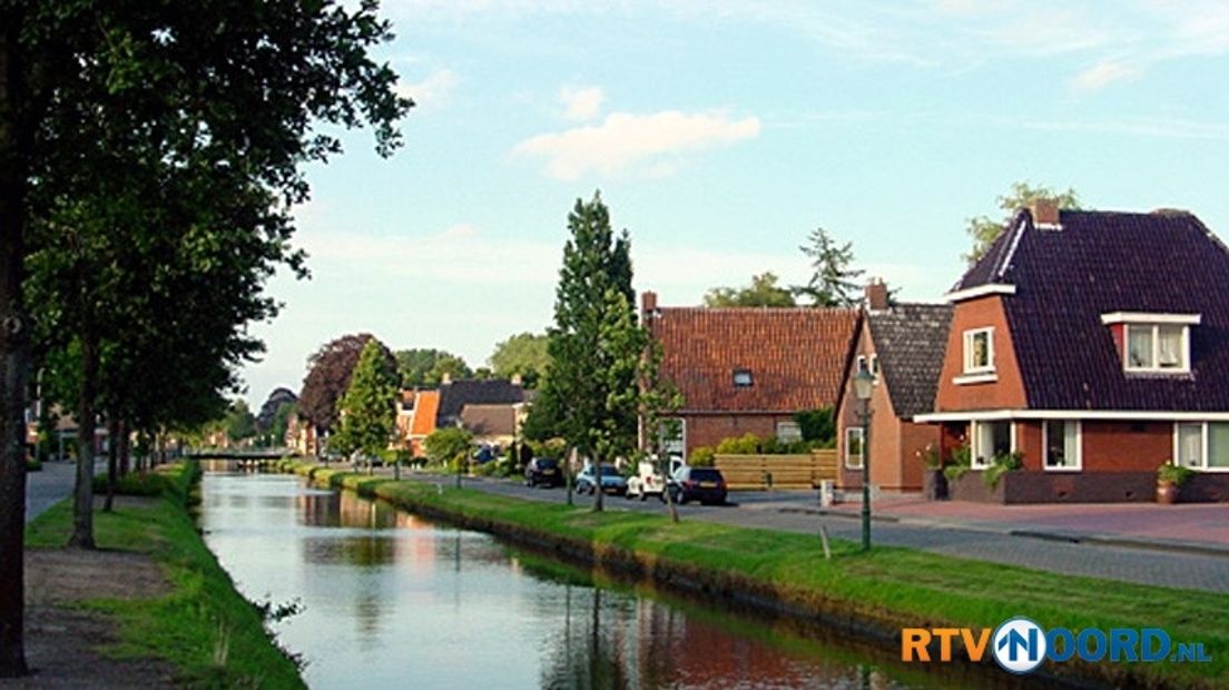 Het Hoofddiep in Oude Pekela vlak na het passeren van de grens tussen Nieuwe en Oude Pekela.