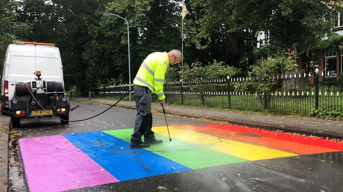 De gemeente Westerkwartier poogt een beklad zebrapad schoon te spuiten. (ter illustratie)