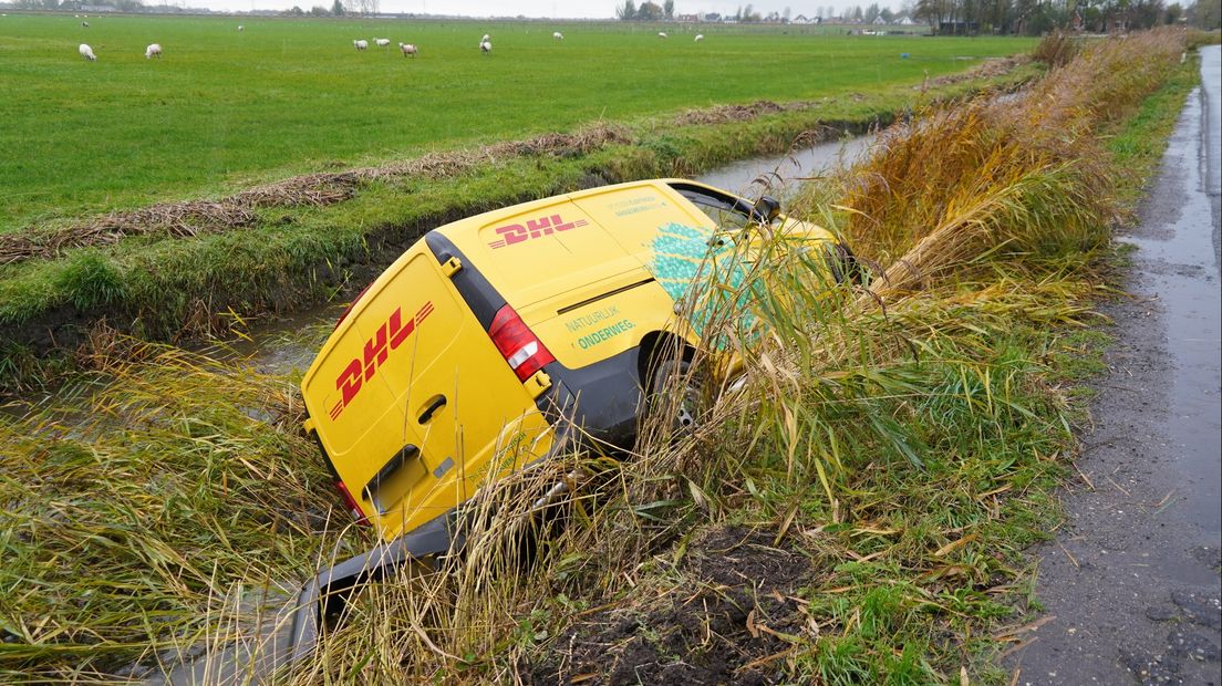 De bestelbus in een sloot bij Den Horn