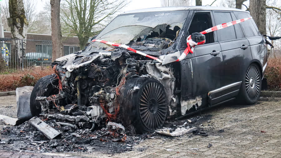 In Dordrecht ging opnieuw een auto in vlammen op
