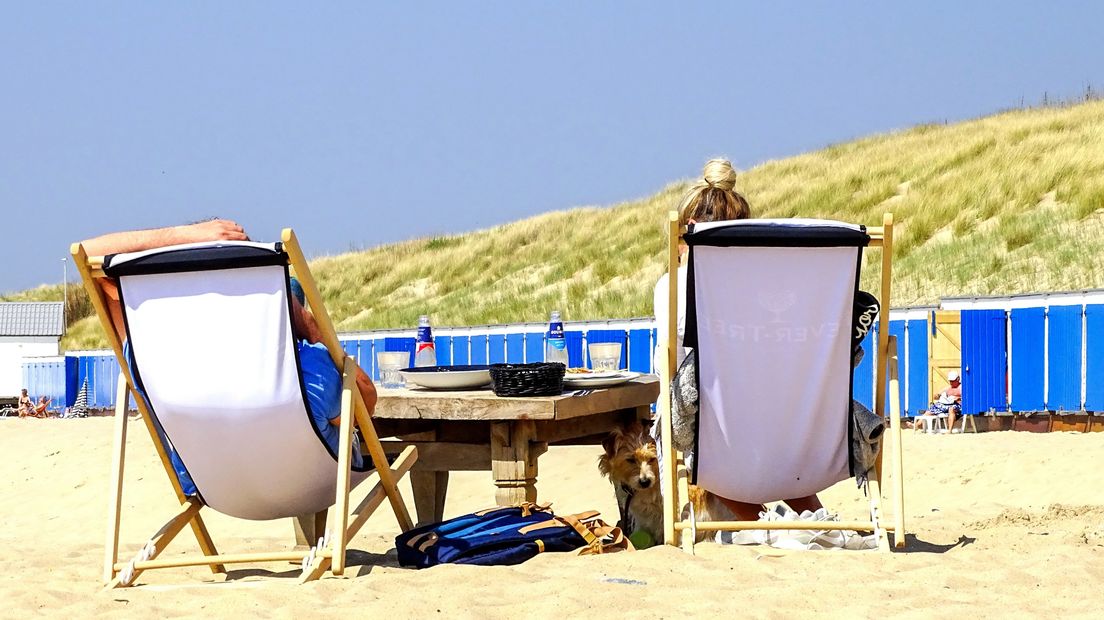 De ideale start van het paasweekend: zandkastelen bouwen op het strand