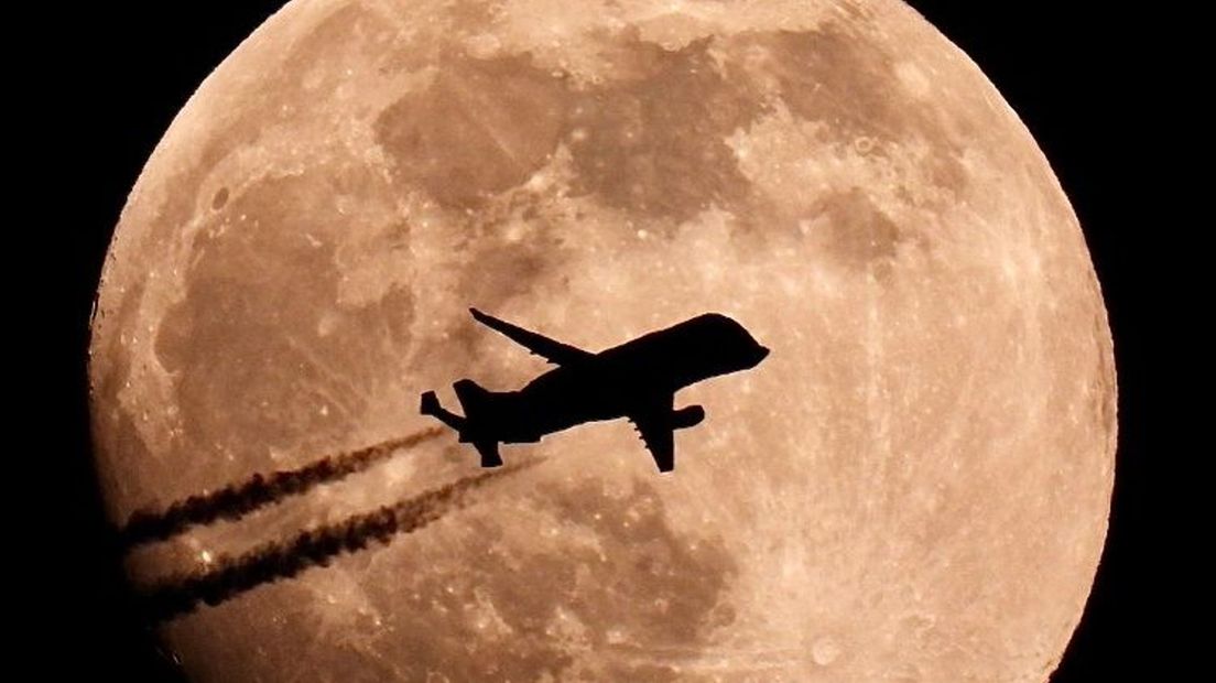Johanneke Courcol maakte deze prachtige foto van een vliegtuig voor de maan.