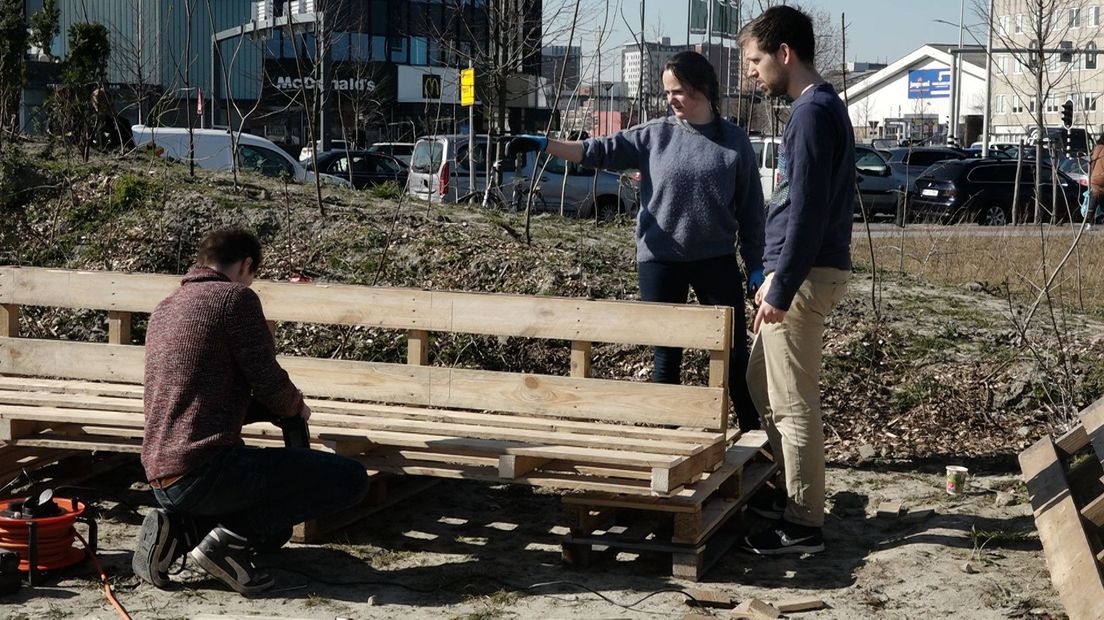 Vrijwilligers zijn bezig met het maken van een bank