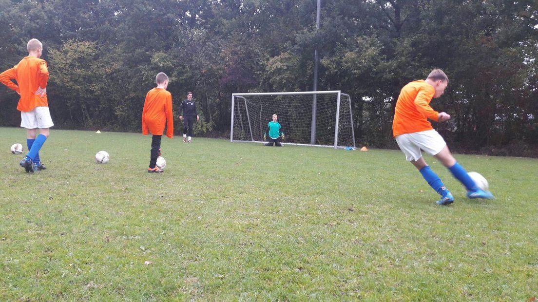 G-voetballers in Roden voetballen nu nog op 'echt' gras (Rechten: RTV Drenthe)