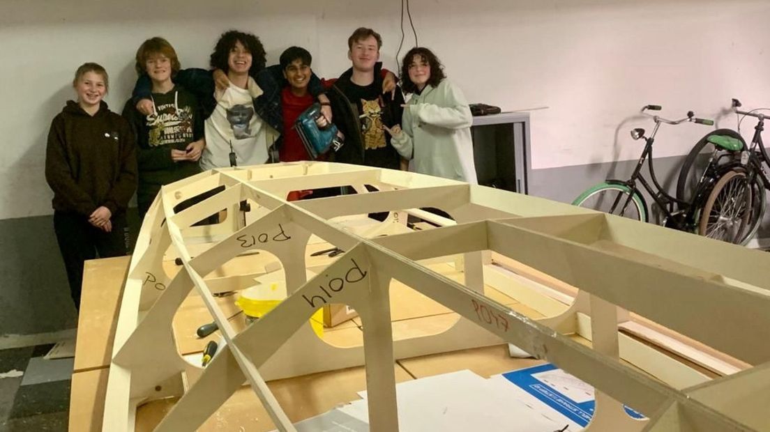 Leerlingen Segbroek College klussen in vrije tijd aan boot die vaart op zonne-energie