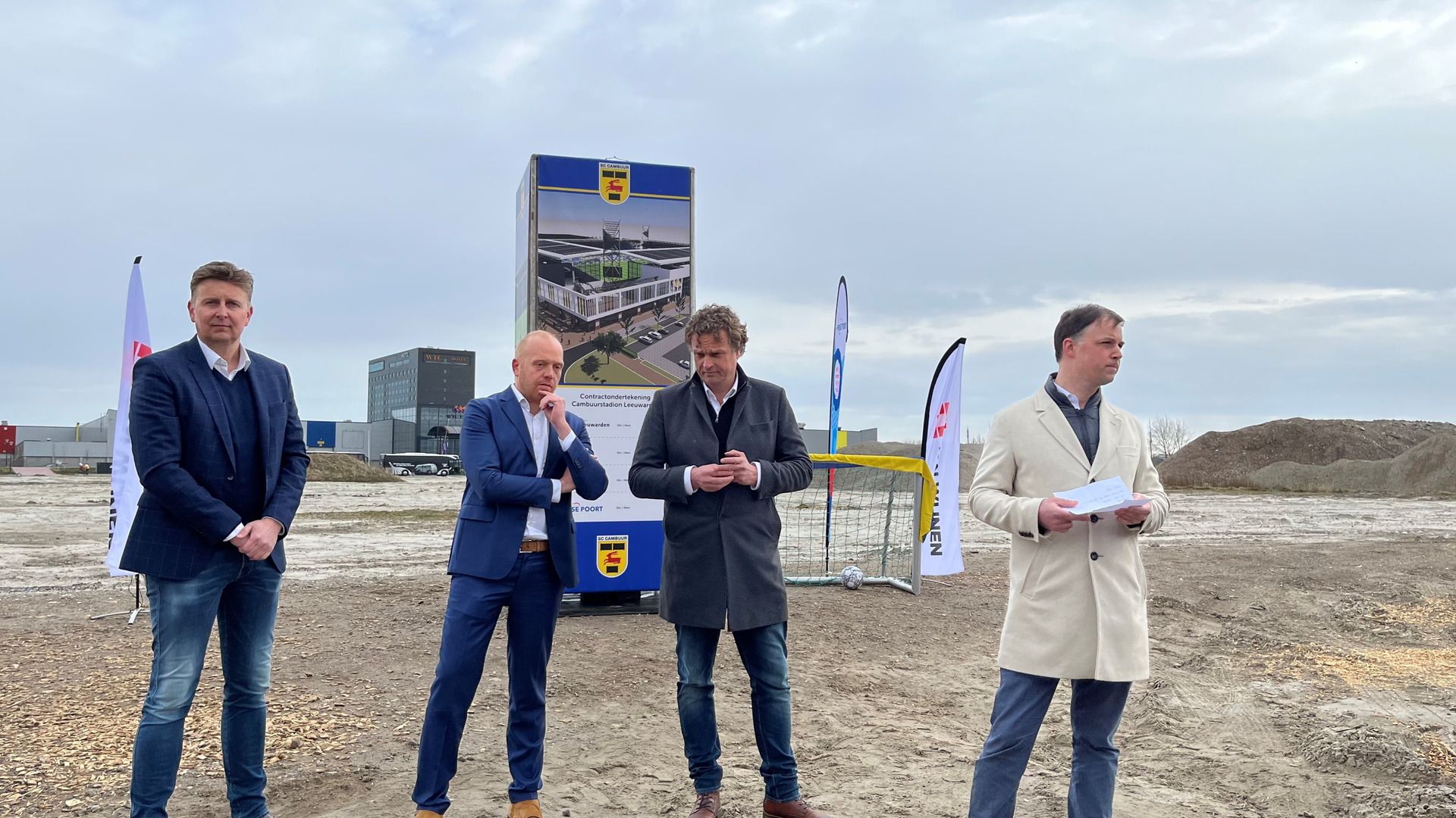 De lêste kontrakten waarden ûndertekene op de boulokaasje fan it nije stadion yn Ljouwert