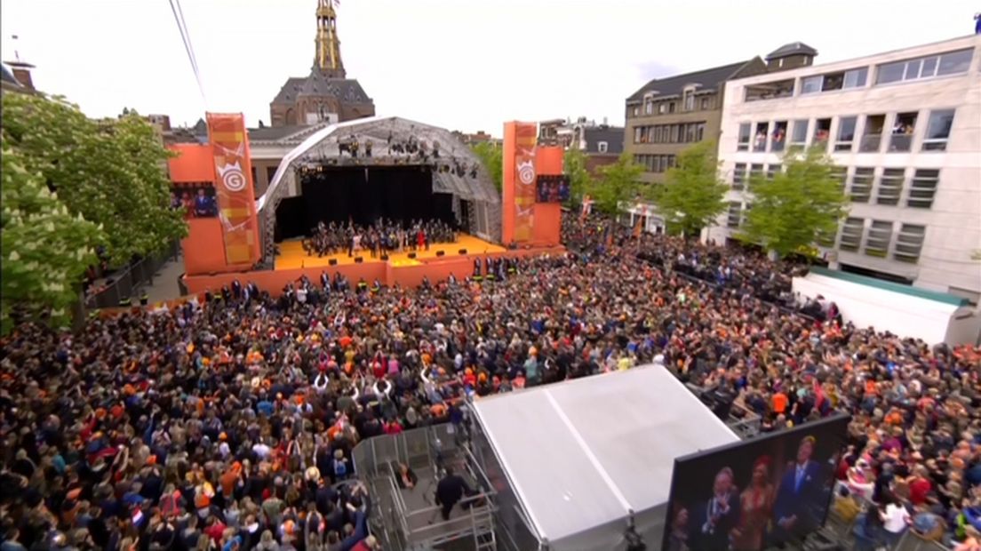 De koning op het podium op de Vismarkt tijdens Koningsdag dit jaar