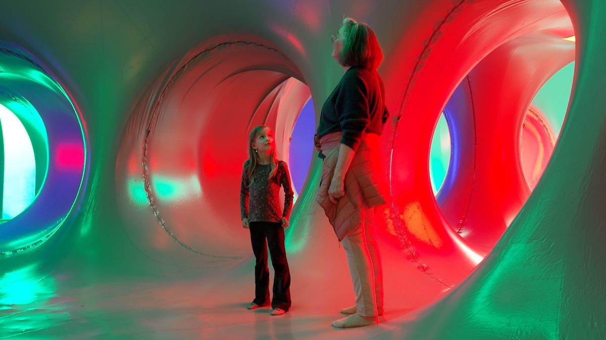 'Alsof je door een regenboog loopt': bezoekers dwalen door luchtkasteel Enschede