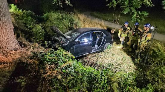 112 Nieuws: Auto botst tegen boom en belandt in sloot Home