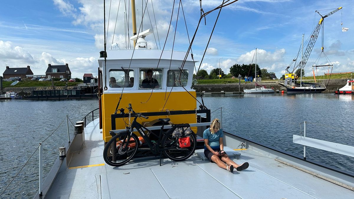 Beroemd pontje tussen Anna-Jacobapolder en Zijpe vaart weer: 'Een hele leuke verrassing'