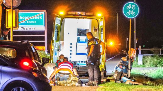 Scooterrijder gewond bij ongeluk in Schoonebeek. Scooterrijder gewond bij ongeluk in Schoonebeek.