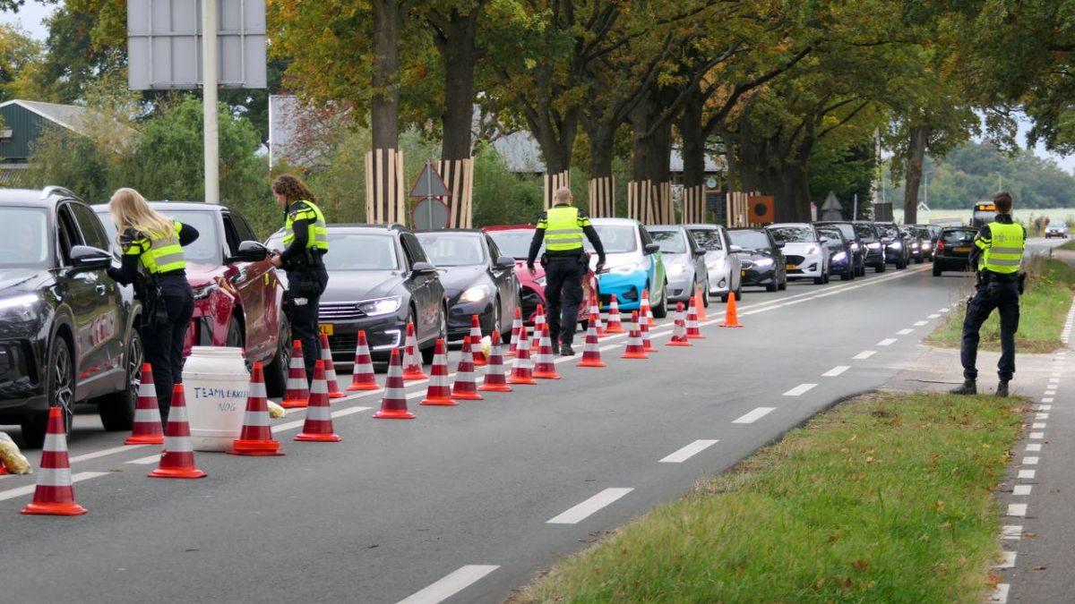 112 Nieuws: boetes bij alcoholcontrole Military | Auto crasht bij Zwolle