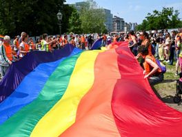 Tranen, indringende verhalen en heel veel regenboogvlaggen: na vijf jaar weer Pride in Den Haag