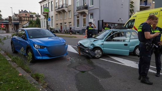 Ongeluk Arnhem • auto in sloot. Ongeluk Arnhem • auto in sloot.