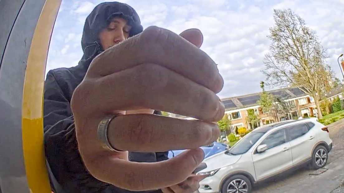 Hij heeft een ring om zijn rechterhand