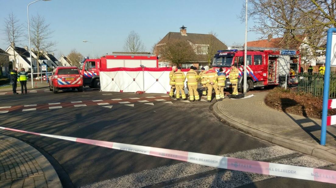 Een fietser is vanochtend om het leven gekomen bij een verkeersongeval in Duiven. Dat meldt de politie.