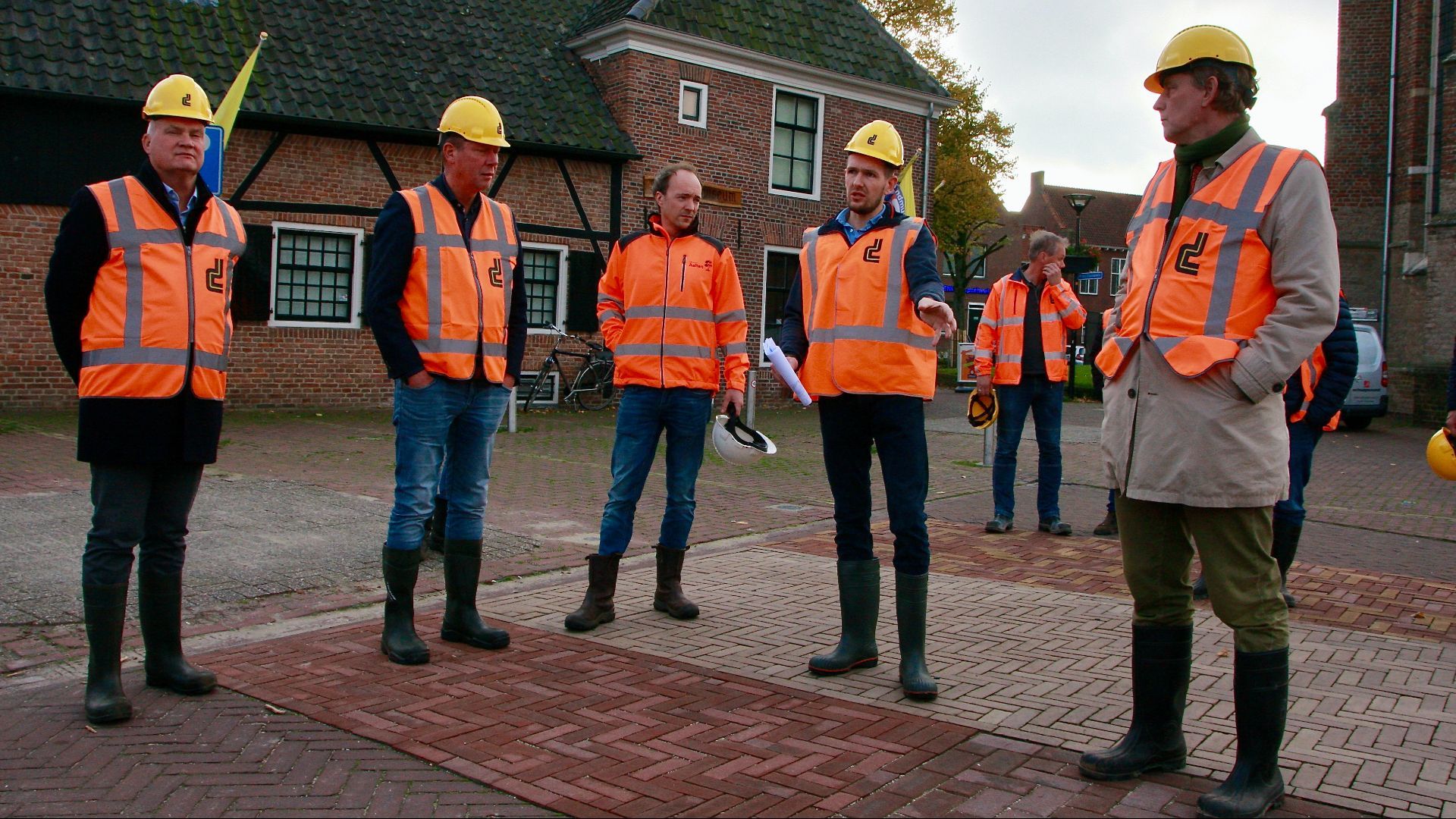 Burgemeester Stapelkamp met de wethouders Groters en Kok krijgen uitleg van de projectleiders Niek Nijhof en Jertjan Sikking. Ze staan op de plek waar het krattenveld ondergronds wordt aangelegd.