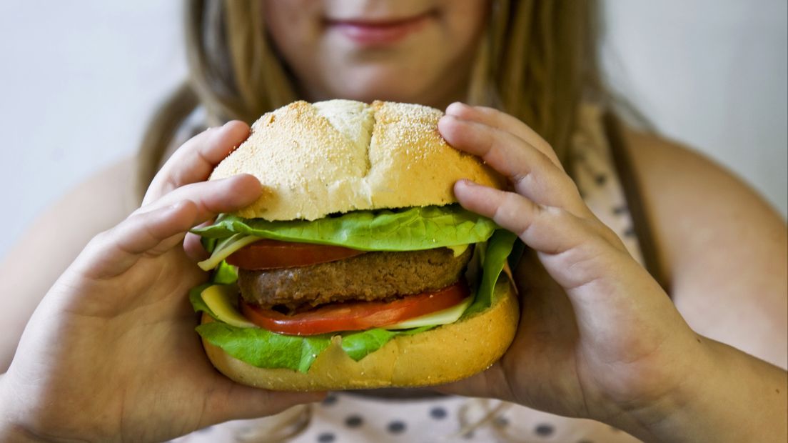 Een op de drie kinderen in Laak kampt met overgewicht, toch is er nog veel reclame voor fastfood in de wijk
