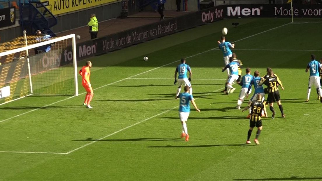 Vitesse heeft zondagmiddag niet de spanning in de eredivisie terug kunnen brengen. De topper tegen PSV ging met 2-4 verloren, er was veel strijd, maar mede door twee fouten van Vitesse-doelman Remko Pasveer kon Vitesse de wedstrijd niet tot een goed einde brengen.