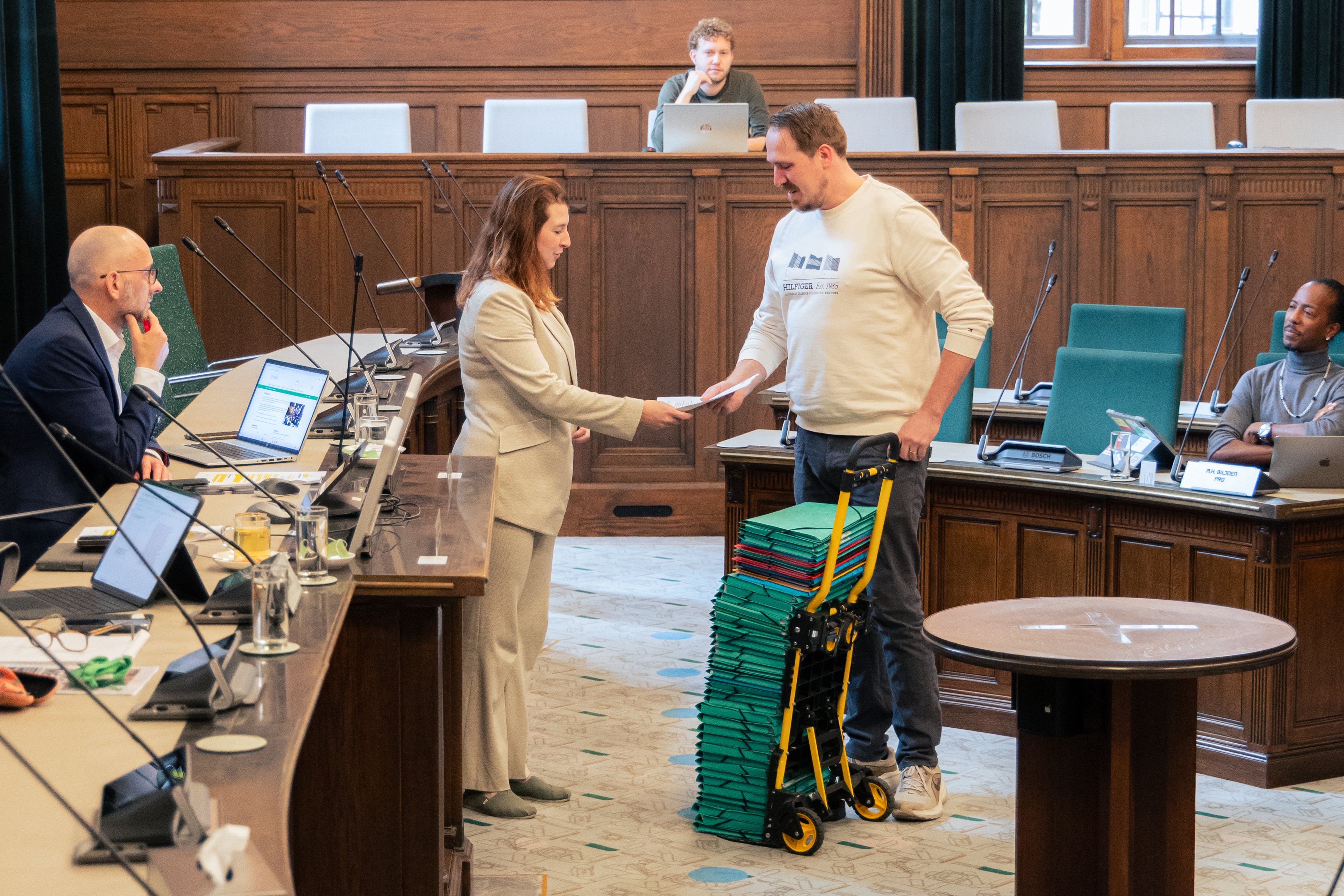 Handtekeningen worden overgedragen aan Marike Abrahamse (VVD), voorzitter van de commissie Economie.