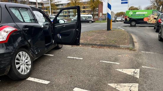 Aanrijding in Hardenberg terwijl verkeerslichten buiten werking waren. Aanrijding in Hardenberg terwijl verkeerslichten buiten werking waren.