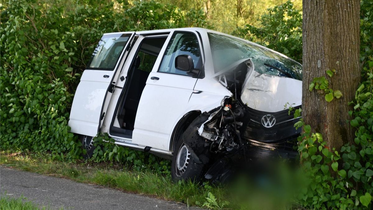 Bestuurder en vijf kinderen gewond bij ernstig ongeluk bij IJzendijke