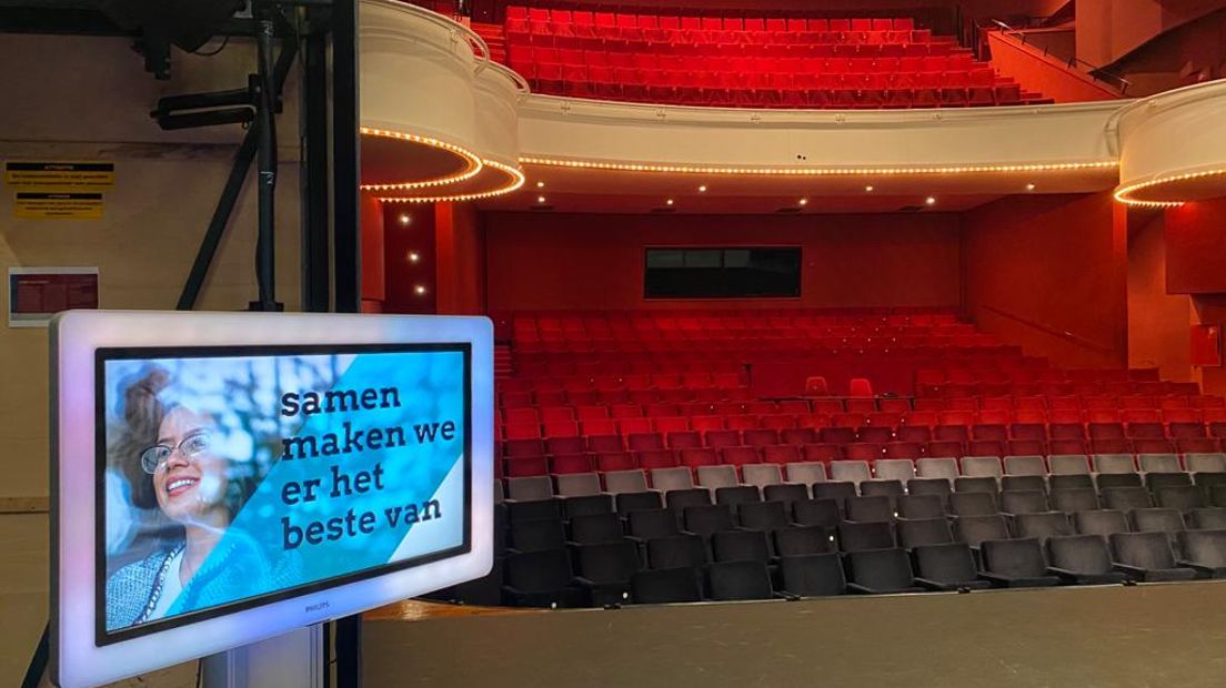 De zalen zijn uitgestorven, de stoelen zijn leeg, maar het podium van Theater Hanzehof in Zutphen wordt de komende tijd goed gevuld. Alle voorstellingen tot 1 juni zijn afgelast, maar niets doen voelt niet goed. 'We hebben een super mooi theater, dus we dachten: waarom maken we er geen  gebruik van?', vertelt Daniël Lugtmeier van Theater Hanzehof.