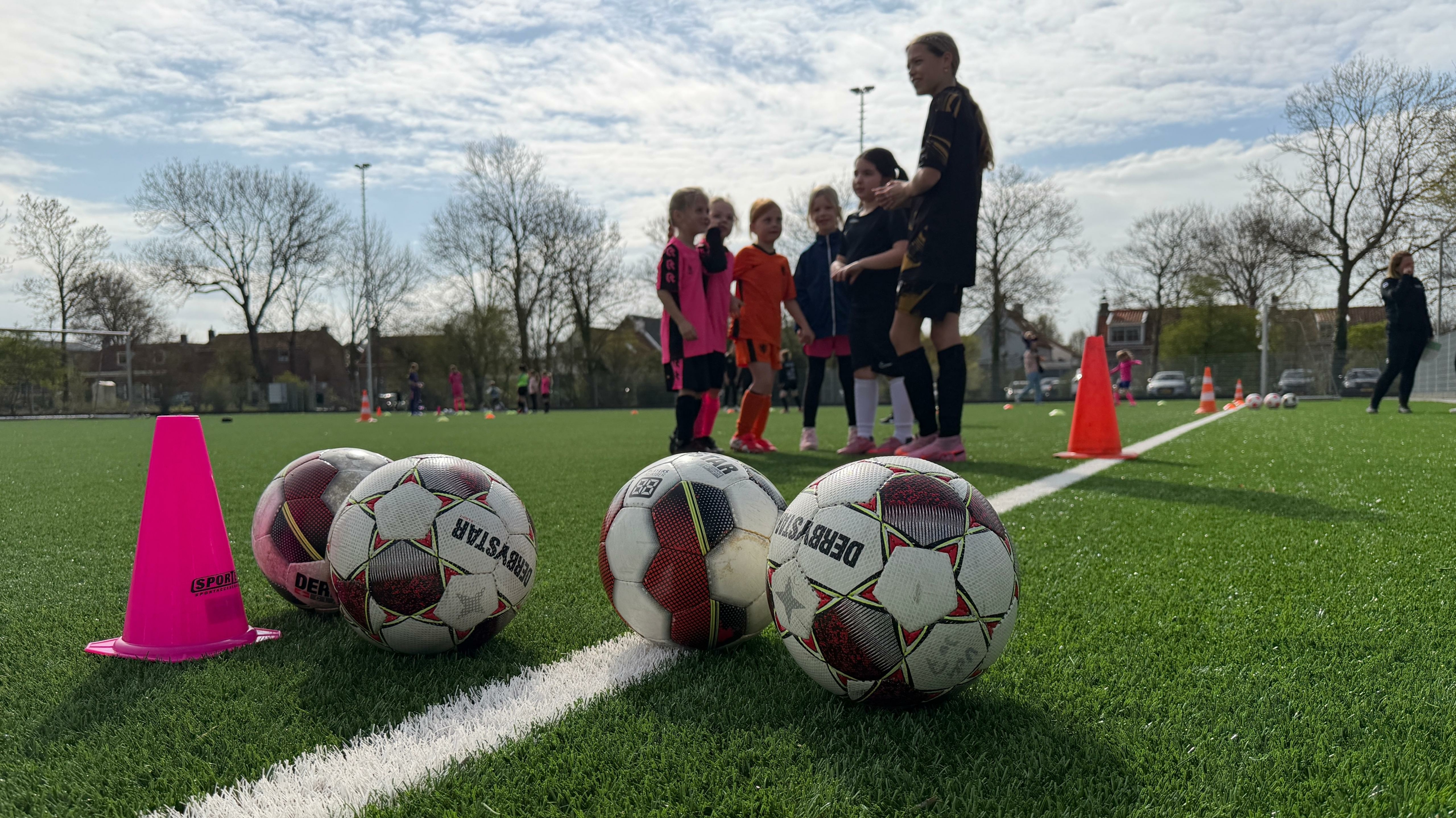 Koudekerkse voetbalclub wil meer meisjes werven met nieuw programma: 'De drempel is normaal erg hoog'