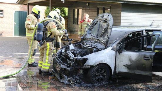 Auto brandt uit • fatbikers aangereden. Auto brandt uit • fatbikers aangereden.
