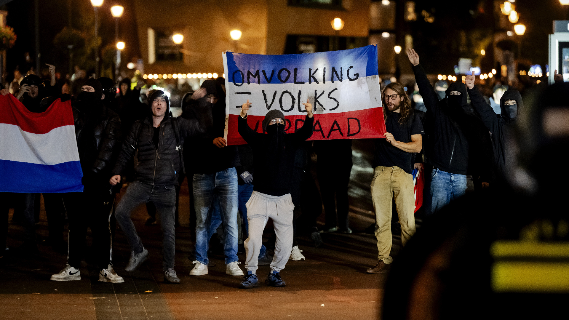 Man uit Alkmaar veroordeeld voor gooien vuurwerk naar politie bij azc-rel Houten