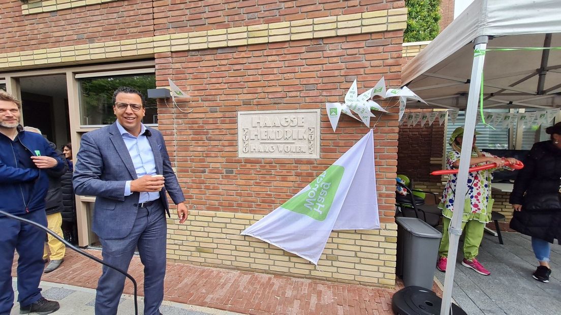 De onthulling van de gevelsteen in Haagse Schoolstijl