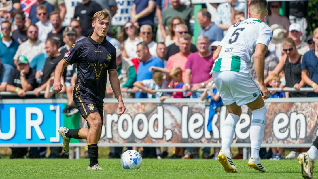Larsen in het nieuwe uittenue van FC Emmen