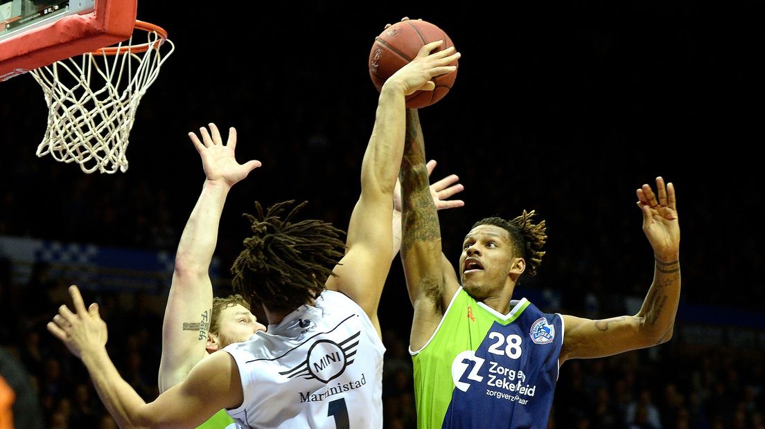 Sean Cunningham namens Donar in duel met Jessey Voorn